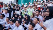 Menparekraf Sandiaga Uno saat berfoto bersama mahasiswa/i Poltekpar Solo Raya