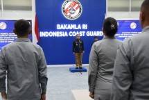 Dua Hari Menjabat, Kepala Bakamla RI Melepas Personel Latihan ke Korea Selatan