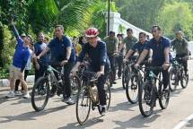 Presiden Jokowi Bersepeda Pagi dan Sapa Masyarakat di Kebun Raya Bogor