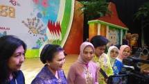 Ketua Panitia Kriyanusa Sri Suparni Bahlil kebaya pink