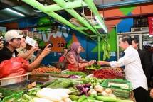 Presiden Jokowi Tinjau Harga Komoditas Pangan di Pasar Jatinegara Jakarta