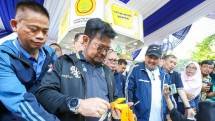 Mentan menyicipi Mangga yang akan dieskpor