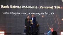 BRI saat menerima penghargaan bank kinerja keuangan terbaik