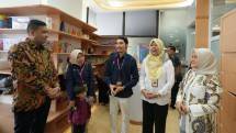 Asisten Deputi Pemenuhan Hak Anak atas Pengasuhan dan Lingkungan Kementerian PPPA RI Rohika Kurniadi Sari (kedua dari kanan) bersama Direktur Human Capital Management Afriwandi (paling kiri) bersama dan Ketua Forsikatel Group Pusat Wulan Ririek Adriansyah (paling kanan), berbincang dengan karyawan orang tua anak asuh Telkom Daycare di Bandung