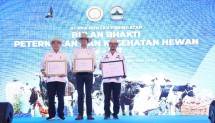 Penghargaan yang diterima oleh Mentan dan Dirjen PKH Kementan