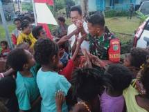 Keceriaan Anak-Anak di Kampung Mawokauw Jaya Saat Babinsa Bagikan Permen