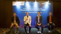 (Dari kiri ke kanan) Manager Cloud Integration Platform Services Multipolar Technology Andri Darmansyah, Director Enterprise Application Services Business Multipolar Technology Jip Ivan Sutanto, Department Head Middleware Cloud Platform Solution Multipolar Technology Elen, dan Senior Software Engineer and Consultant Multipolar Technology Hansen Panjaitan sedang menjelaskan tentang keunggulan solusi IBM Instana, IBM API Connect, dan IBM Turbonomic kepada peserta seminar &ldquo;Memanfaatkan Otomatisasi untuk Pengel