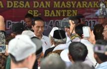 Presiden Jokowi saat bersilaturahim dengan para kepala desa dan masyarakat tani se-Provinsi Banten, di Desa Muruy Kabupaten Pandeglang, Rabu (4/10). (Foto: Humas/Jay)