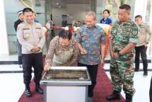 Kepala Perpusnas tandatangani peresmian Perpustakaan Polewali Mandar.