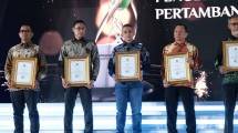 Direktur Legal and Corporate Affairs Kideco Arif Kayanto (tengah) menerima penghargaan GMP Award kategori Pengelolaan Lingkungan Hidup Pertambangan Mineral dan Batubara