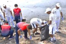 Bakamla RI Bersama Indian Coast Guard Ship (ICGS) Bersihkan Pantai Marunda
