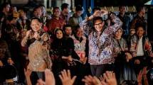 Menparekraf Sandiaga Salahuddin Uno saat mengikuti fashion show Istana Berbatik