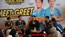 Sebelum melaksanakan eksibisi, Hendra/Ahsan dan Bagas/Fikri melakukan jumpa fans yang mendapat antusiasme dari para fansnya dan penggemear bulu tangkis. (Foto: Dokumentasi Waroeng Steak & Shake)