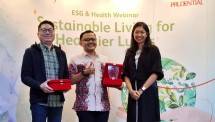 Dari kiri; Arnold Abdi, Managing Director Armada Kemasan, dr. Muhamad Iman Nugraha, Sp.P, Dokter Spesialis Paru dan Pernapasan, RS EMC Tangerang, bersama Dewi Mayasari, Head of Internal Stakeholder and Customer Communications, Prudential Indonesia