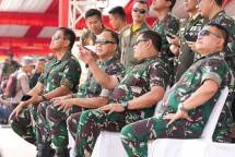 Panglima TNI Laksamana Yudo Margono (Tengah)
