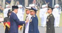 HUT Ke-78 TNI, Presiden Jokowi Anugerahkan Tanda Kehormatan Bagi Prajurit TNI
