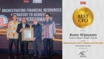 Keterangan foto: Romy Wijayanto (kedua dari kiri) menerima penghargaan dari Chief Editor SWA Media Group, Kemal E.Gani (kedua dari kanan), sebagai Indonesia Best CFO 2023, didampingi Dewan Juri Reinaldi Firmansyah (kiri) dan Prof. Ir. Roy Sembel (kanan), pada acara SWA Indonesia Best CFO 2023 dengan tema Orchestrating Financial Resources & Strategy to Achieve Top Performance, di Jakarta pada Rabu (04/10)