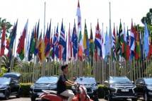 Warga melintasi bendera negara-negara pulau dan kepulauan serta organisasi internasional yang akan berpartisipasi dalam Konferensi Tingkat Tinggi (KTT) Archipelagic and Island States (AIS) Forum 2023 di Bali Nusa Dua Convention Center (BNDCC), Badung, Bali, Jumat (6/10/2023). Berbagai persiapan dilakukan menjelang KTT pada 10--11 Oktober mendatang. ANTARA FOTO/Fikri Yusuf/rwa.