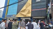 Aksi Masyarakat di depan klinik Athena