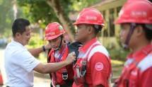 Ketua Satgas KTT AIS Forum 2023 TelkomGroup, Syaifudin secara simbolis menyematkan perlengkapan kerja kepada perwakilan teknisi lapangan yang bertugas dalam pengawalan infrastruktur, jaringan, dan layanan TelkomGroup selama penyelenggaraan KTT, Nusa Dua Bali