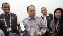 Menteri Komunikasi dan Informatika Republik Indonesia Budi Arie Setiadi (tengah) didampingi senior leaders TelkomGroup meninjau Mini Network Operation Center Telkom di area Media Center KTT AIS 2023 Forum, Bali Nusa Dua Convention Center