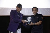 Ervan Roynaldo selaku Manager Social Media SiCepat Ekspres (kanan) setelah menerima penghargaan dalam ajang Marketeers Editor's Choice Award (MECA) pada Selasa (10/10) di CGV Grand Indonesia, Jakarta Pusat. penghargaan kategori Education Program for SME of The Year atas Program UMKM Sanubari (Siap Bangkit Untuk Negeri) dalam ajang Marketeers Editor's Choice Award (MECA) pada Selasa (10/10) di CGV Grand Indonesia, Jakarta Pusat.