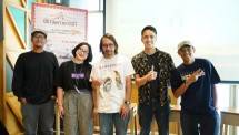 Ananda Soebandono, Marketing Manager Pizza E Birra (dua kanan) bersama The Adams yang siap hadirkan pertunjukan menarik di Oktoberfeast 2023.