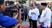Presiden Jokowi menjawab pertanyaan wartawan usai menyerahkan KIP dan PKH di Lapangan Agatish, Tanjung Selor, Kabupaten Bulungan Jumat (6/10).