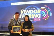 Direktur Komersial dan Operasi PT BGR Logistik Indonesia Indra Iliana dan Lusi Ferdiana selaku Kadiv Pemasaran dan penjualan pupuk, berfoto bersama usai menerima penghargaan Best Performance Penyedia Jasa Pengelolaan Gudang, pada Selasa (13/10/2023)