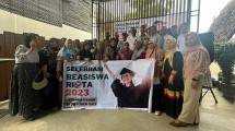 PT Riota Jaya Lestari Serahkan Beasiswa S1 untuk Mendorong Pendidikan di Kolaka Utara