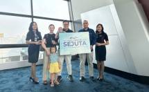 Pelita Air beri apresiasi kepada penumpang ke-sejuta.