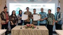 Direktur Keuangan, Manajemen Risiko dan Sumber Daya Manusia PTDI Wildan Arief dan Direktur Pengembangan Bisnis LPEI Maqin U.Norha (tengah, memegang plakat) (photo:LPEI)