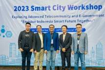 CMO PINS Dwi Pratomo Juniarto (tengah); VP of Chunghwa Telecom International & Chairman of Chunghwa Telecom Singapore Vincent Chen (kedua dari kanan); General Manager of CHT INFINITY Group Roger Liu (paling kanan); Country Manager of PT CHT INFINITY Indonesia Mario Mulyadi (paling kiri); dan Vice Chairman of APTIKNAS & CEO of Masterdata Andi Tanudiredja