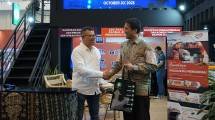 Seremonial penyerahan produk Indonesia yang dilakukan perwakilan ExportHub.id dengan Atase Perdagangan New Delhi, India