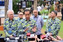Presiden Joko Widodo memberikan keterangan kepada awak media setelah resmi membuka Investor Daily Summit 2023 yang digelar di Hutan Kota by Plataran, Senayan, Jakarta, pada Selasa, 24 Oktober 2023. Foto: BPMI Setpres/Muchlis Jr