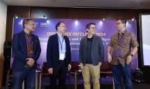 (Dari kiri ke kanan) Senior Software Engineer and Consultant Multipolar Technology Hansen Panjaitan, Director Enterprise Application Services Business Multipolar Technology Jip Ivan Sutanto, Department Head Middleware Cloud Platform Solution Multipolar Technology Elen, dan Brand Partner Specialist Data & AI IBM Michael Adinugraha berbincang di sela-sela seminar &ldquo;Business Analytics and Artificial Intelligence Driving Change in Business Banking and Finance&rdquo; yang dihelat oleh Multipolar Technology di Fairmont 