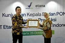 Kepala Badan Pengawasan Obat dan Makanan (BPOM) Penny K. Lukito (kanan) memberikan surat izin edar kepada Presiden Direktur Etana Nathan Tirtana (kiri) di PT Etana Biotechnologies Indonesia di Jakarta, Rabu (25/10/2023). Penny Lukito menyerahkan nomor izin edar dan persetujuan pelaksanaan uji klinik vaksin PCV13 kepada PT Etana Biotechnologies Indonesia. Foto: Etana. 