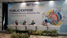 Para anggota Direksi WOM Finance melaksanakan acara paparan publik di Jakarta, Selasa (31/10/2023). Acara itu dipimpin oleh Djaja Suryanto Sutandar (tengah), Presiden Direktur WOM Finance. (Foto: WOMF)
