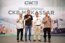 Area Manager Product Support East ID PT Trakindo Utama Semuel Tikupadang, Direktur Utama PT Cipta Krida Bahari (CKB Logistics) Iman Sjafei, Regional Manager PT Trakindo Utama Edi Santoso, serta Polsek Biringkanaya Iptu Andi Armin dalam acara peresmian kantor baru CKB Logistics di Kota Makassar,