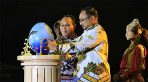 Sebastian Salang (kiri) dan Menteri Agama Cholil Qoumas Yaqut (kanan) melakukan seremoni meletakkan &lsquo;Telur Perdamaian Elang Bondol&rsquo; di podium sebagai simbol perdamaian dalam acara Pembukaan Pesparani III tahun 2023 di Ancol Beach City, Sabtu (28/10/2023).