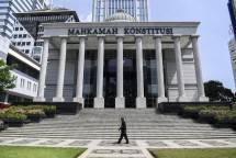 Petugas keamanan melintas di depan Gedung Mahkamah Konstitusi, Jakarta, Kamis (23/5/2019). ANTARA FOTO/Hafidz Mubarak A/foc.(ANTARA FOTO/HAFIDZ MUBARAK A)/kompas.com
