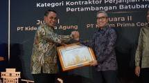 Inspektur Jenderal Kementerian ESDM Bambang Suswantono (kiri) menyerahkan piagam penghargaan kepada Direktur Finance, SCM, Asset managment Kideco Togi Ottoman Bernard