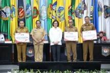 Menteri Dalam Negeri Muhammad Tito Karnavian dan Menteri Keuangan Sri Mulyani secara simbolis menyerahkan insentif fiskal kepada 34 daerah pada Rapat Koordinasi Pengendalian Inflasi Daerah di Gedung Sasana Bhakti Praja (SBP) Kemendagri, Jakarta, Senin (6/11). Foto: Dokumentasi Puspen Kemendagri