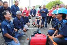 Direktur Network & IT Solution Telkom Herlan Wijanarko (sisi kiri, tengah) bersama jajaran senior leaders TelkomGroup mengecek kesiapan teknisi & petugas lapangan dalam Apel Kesiapan Kerja TelkomGroup untuk event Turnamen Dunia FIFA U-17 World Cup Indonesia 2023, di Jakarta