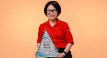 Anna Yesito Wibowo, Direktur Marketing PT Mowilex Indonesia bersama penghargaan TOP Social Media Award 2023.