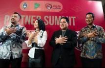 Ketua Umum Persatuan Sepak Bola Seluruh Indonesia (PSSI), Erick Thohir (Tengah) dan Wika Salim (tengah). Bersama Aurelie Moeremans, Wika didapuk mengisi selebrasi pembukaan Piala Dunia U-17 di Stadion Gelora Bung Tomo Surabaya pada Jumat (10/11/2023). Foto : PSSI