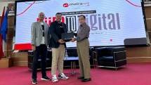 Rektor Universitas Pendidikan Indonesia Prof. Dr.H.M. Solehuddin, M.Pd., MA (kanan) menyerahkan cindera mata kepada Head of Digital Transformation Enabler Scala Fajar Setiawan (tengah) disaksikan President Director Alamai by Hijra Harza Sandityo (kiri) pada acara "Campus Level Up Roadshow