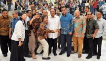 Menteri Koperasi dan UKM AAGN Puspayoga ketika menjadi dosen tamu saat memberikan kuliah umum perkoperasian di Fakultas Ekonomi dan Bisnis UI, Kota Depok, Selasa (10/10).