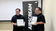 Sam Ong (kanan), CEO dan Co-Founder AIRSCREAM UK, dan Shen Yeoh (kiri), CCO dan Co-Founder AIRSCREAM UK* menujukan alat rokok elektrik berkelanjutan dan ramah lingkungan, AirPops ONE USE - ECO di acara Vape Fair 2033, Jakarta, Indonesia.