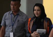 Bupati Kutai Kartanegara, Rita Widyasari, berjalan keluar dari KPK (Foto Ist)